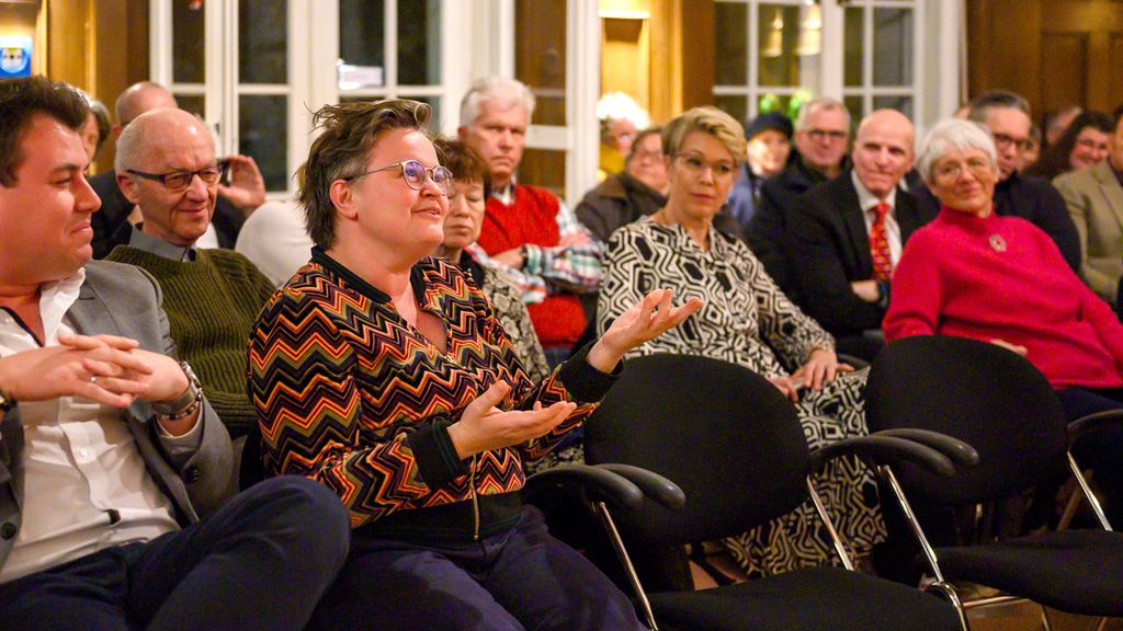 Bild: Sanne Kurz (MdL DIE GRÜNEN) in Diskussion.