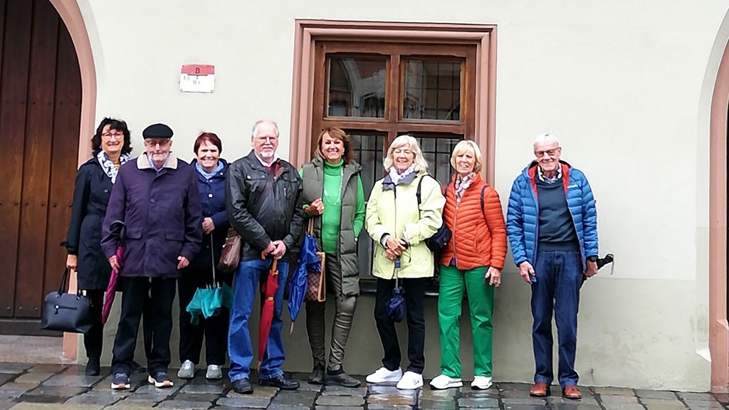 Bild: Vor dem Landshuter Rathaus (v.l.n.r.): Helga Gotthart (Oberbayern), Wolfgang Prasse (Oberpfalz), Rosi Gegner (Nürnberg), Karl-Heinz Übelacker (Kassier), Birgit Schubert (Leiterin der GdS), Barbara Mang (München), Sylvia Dreher (München), Johannes Schmitt (Oberfranken)