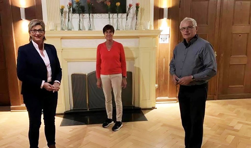 Foto (v.l.n.r.): Simone Fleischmann (BLLV-Präsidentin) , Ursula Schroll (Vorsitzende BLLV-Kinderhilfe) und Peter Lang (Botschafter BLLV-Kinderhilfe).