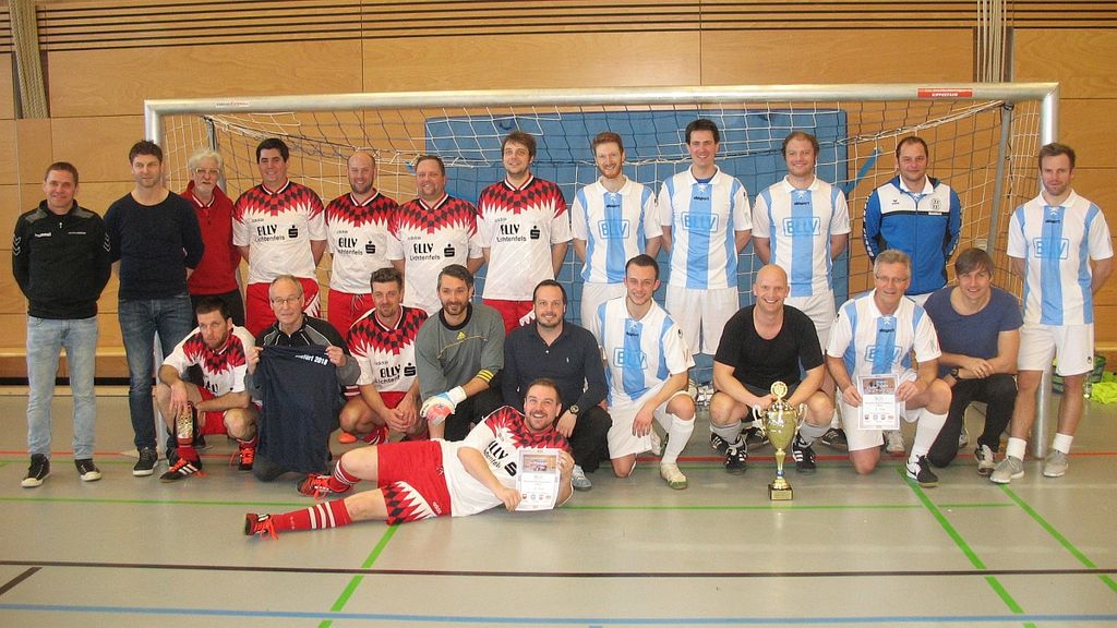 Der neue Bayerische BLLV-Meister Freising (rechts, blau-weiße Trikots), Zweiter Lichtenfels (links, rot-weiße Trikots) mit Organisator André Krauß und BLLV-Vizepräsident Tomi Neckov (von links)