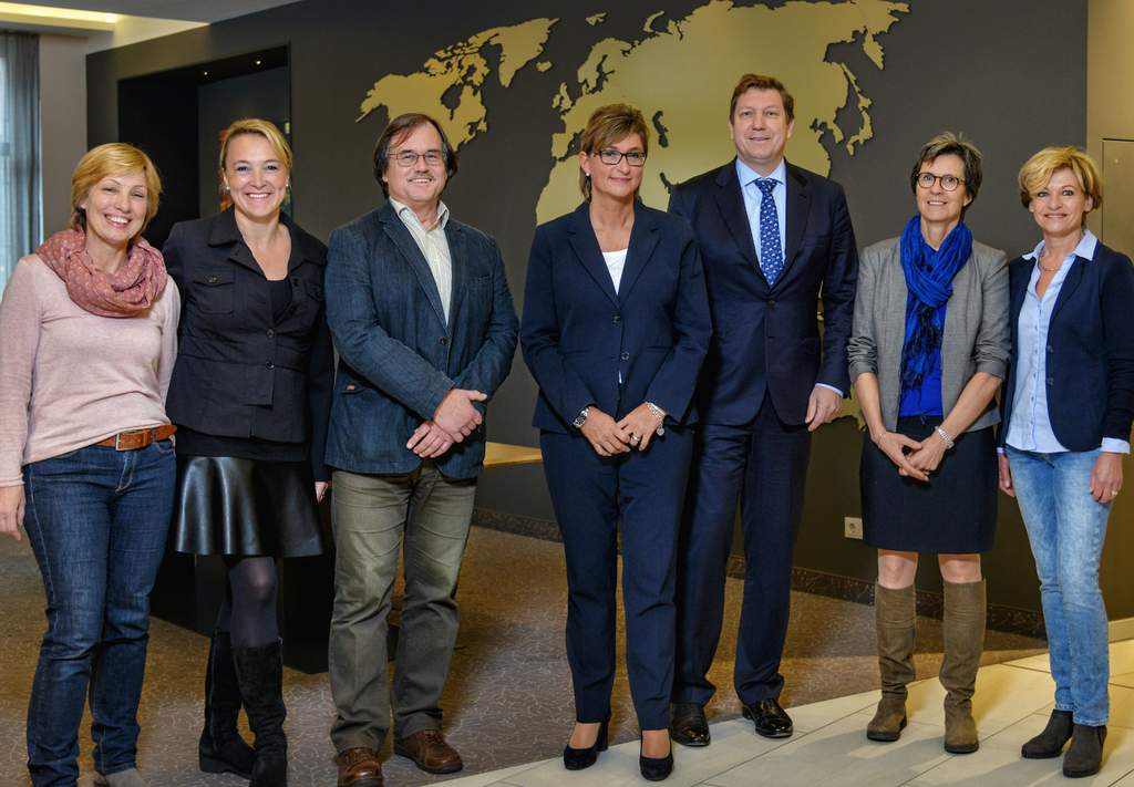 Von links: Maria Förster (Rektorin Reutersbrunnenschule), Sandra Schäfer (Vorsitzende NLLV), Hans Täufer (Konrektor Holzgartenschule), Simone Fleischmann (Präsidentin BLLV), Prof. Dirk Honold (Präsident Rotary Club Nürnberg), Edeltraud Jornitz-Foth (BLLV-Kinderhilfe), Inge Döllinger (Rektorin SFZ Nürnberg-Langwasser).