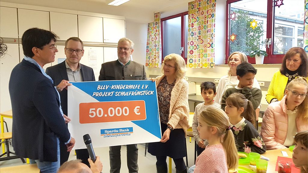 Bild: Ursula Schroll (Vorsitzende der BLLV-Kinderhilfe), Gerd Baumann, (Sparda-Bank Ostbayern), Andreas Feller (Oberbürgermeister der Stadt Schwandorf) und Sieglinde Stanzl (Projektleitung denkbar). 