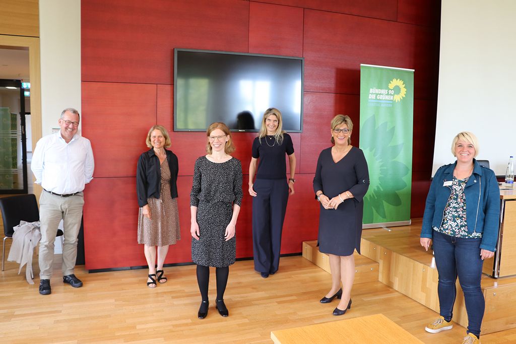 Bild: Auf dem Podium der Schulbaukonferenz der Grünen im Bayerischen Landtag: Architekt Stefan Behnisch, Ursula Sowa (Baupolitische Sprecherin) Architektin Barbara Pampe, Architektin Kirstin Bartels, BLLV-Präsidentin Simone Fleischmann und Anna Schwamberger (Schulpolitische Sprecherin) (v.l.n.r.).