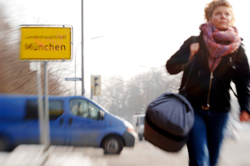 Mobile Reserve Frau mit Gepäck