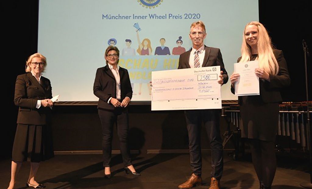 Bild v.l.n.r.: Roswitha Wenzl (Inner Wheel Club München), Simone Fleischmann (BLLV), Bernhard Kraus und Daniela Amrein (St. Josef Mädchenrealschule Schwandorf). Copyright: Robert Haas. 