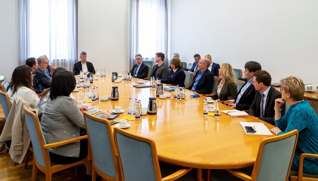 Kultusminister Piazolo in großer Diskussionsrunde mit dem BLLV-Präsidium, den BLLV-Bezirksvorsitzenden sowie den Vertretern des Jungen BLLV und der Studierenden.