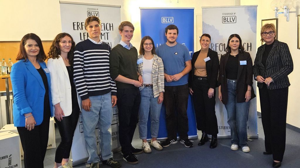 v.l.n.r.: Sabine Bösl (Leiterin der ASB im BLLV), Antonia Kaesbach (Studierendenvertreterin BLLV), Anton Wabrzinek (Junge Grüne), Ferdinand Pfeifer (Junge Union), Lena Schäffer (Vorsitzende der Studierenden im BLLV), Benedict Lang (Jusos), Prof. Dr. Annabell Daniel (LMU München), Iman El Abdellaoui (LMU München), Simone Fleischmann (BLLV-Präsidentin);
Foto: Ruth Kähler