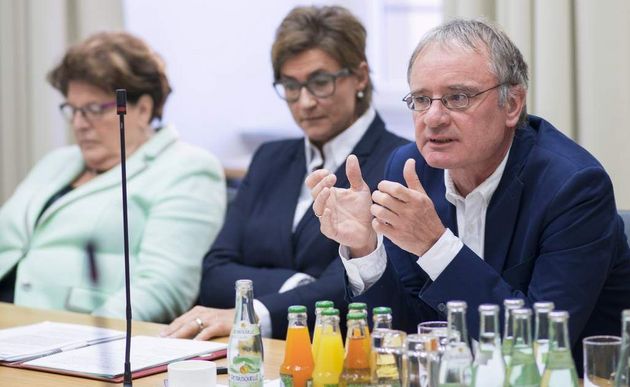 BLLV-Präsidentin und Abteilungsleiter Fritz Schäffer diskutieren Forderungen des BLLV zur Demokratiepädagogik im Landtag