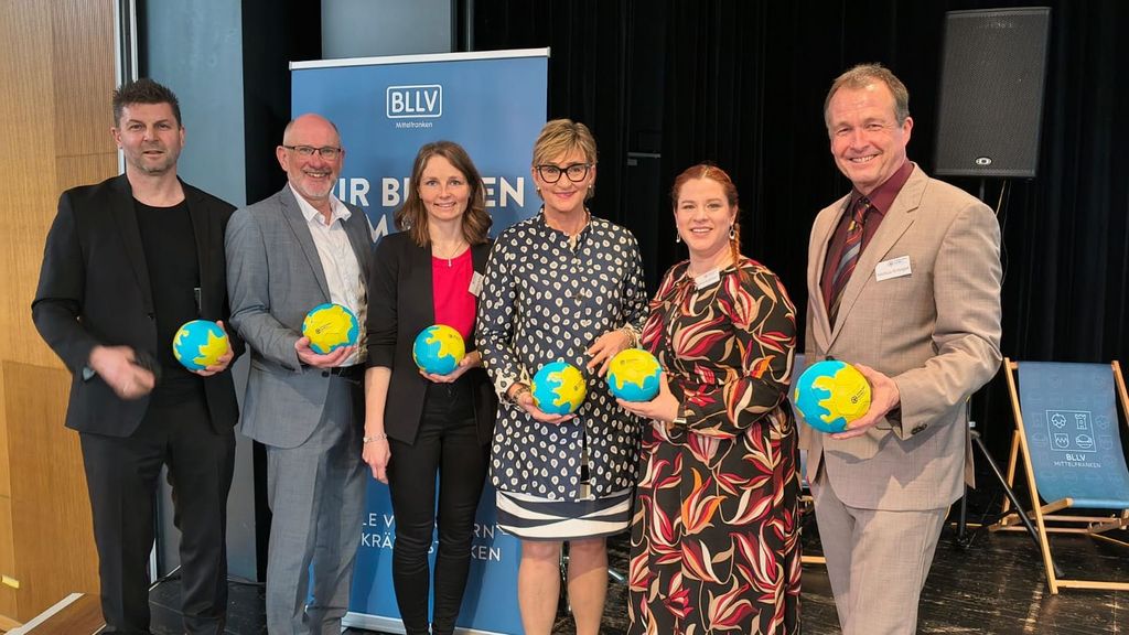 Tomi Neckov, 2. Vizepräsident des BLLV, Gerd Nitschke, 1. Vizepräsident des BLLV, Katharina Rottler, 2. Vorsitzende des Bezirksverbands, Simone Fleischmann, Präsidentin des BLLV, Simone Keller, 3. Vorsitzende des Bezirksverbands und Markus Erlinger, 1. Vorsitzender des Bezirksverbands (v.l.)