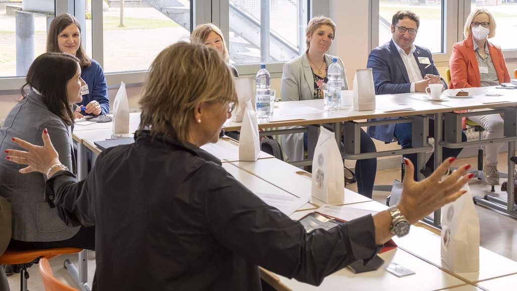 BLLV-Präsidentin Simone Fleischmann begrüßt die Politik als Gast der Pädagogik: links zu ihrer Seite FDP-Bildungsreferentin Laura Reif; von rechts nach links: Annegret Harms, 3. Bürgermeisterin der Stadt Unterschleißheim, aus dem Bildungsausschuss des Landtags Tobias Gotthardt (Freie Wähler), Anna Schwamberger (Grüne) und Margit Wild (SPD)