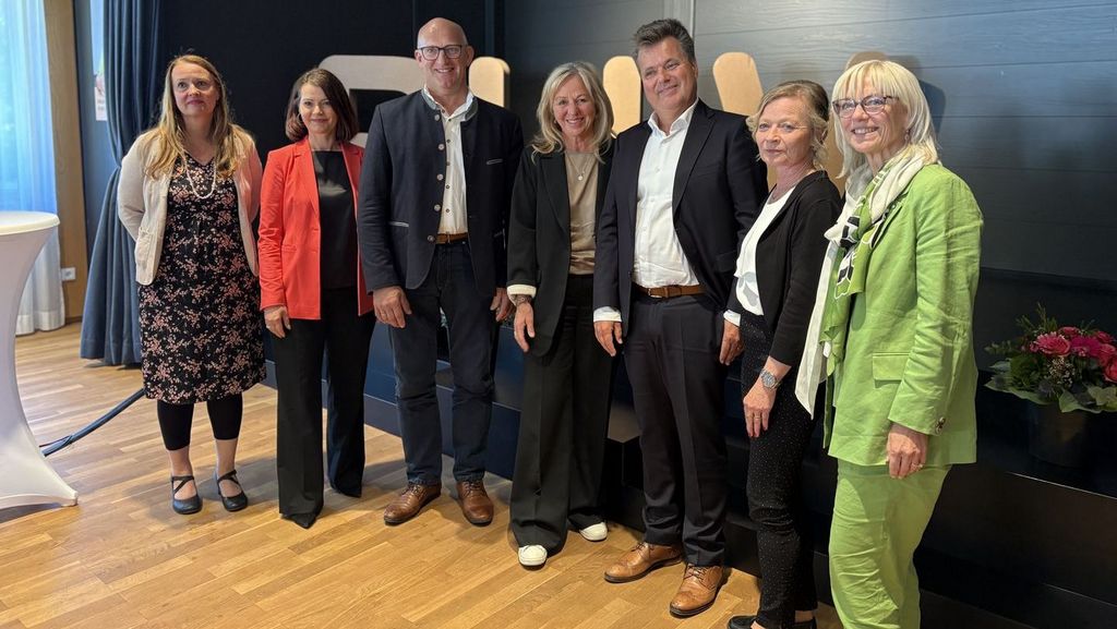 v.l.n.r.: Dr. phil. Ramona Häberlein-Klumpner (Dozentin am pädagogischen Hochschulinstitut NMS Bern), Sabine Bösl (BLLV), Anton Rittel (FW), Getrud Nigg-Klee (Vorsitzende BLLV Schwaben), Jürgen Dusel (Beauftragter der Bundesregierung für die Belange von Menschen mit Behinderungen), Katharina Wezel (BLLV), Karolina Trautner (CSU)

