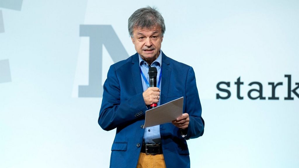 Juror Klaus Wild hält die Laudatio