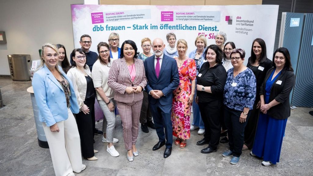Die VBE Frauen mit Milanie Kreutz und Volker Geyer (vorne, beide dbb) und dem stellvertretenden Bundesvorsitzenden des VBE Stefan Behlau und mit Simone Fleischmann (hinten).