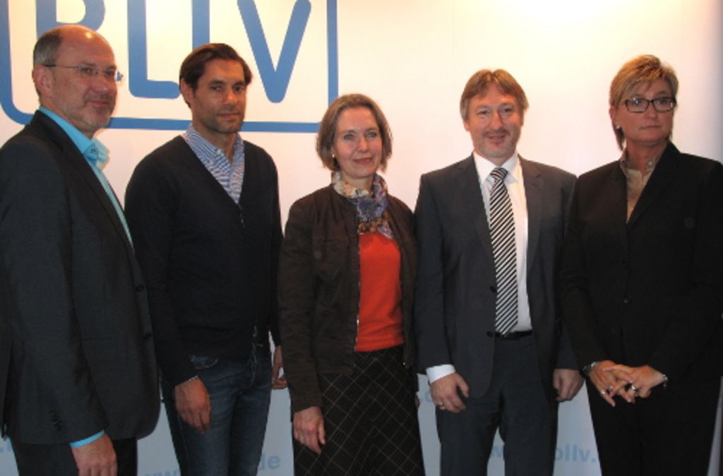     Präsentierten Vorschläge zur Verwendung der Mittel (v.l.): BLLV-Vizepräsident Gerd Nitschke, Harun Lehrer (Lehrkraft für Ü-Klassen), Rektorin Barbara Irle, Schulrat Joachim Schnabel, BLLV-Präsidentin Simone Fleischmann. 