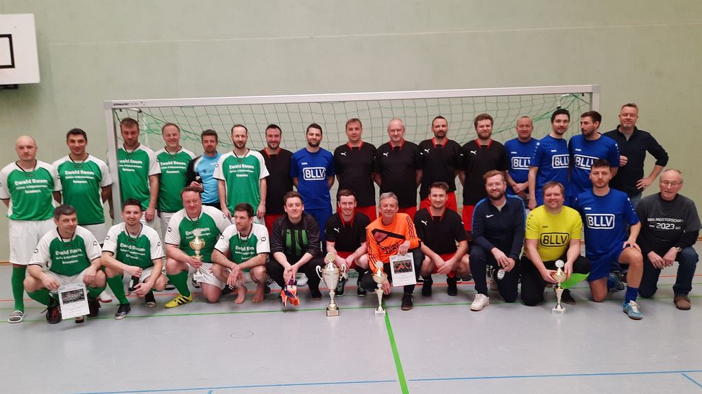 Die drei Erstplatzierten bei der 31. Bayerischen BLLV-Hallenfußballmeisterschaft (von links): Zweiter Coburg (grün), Sieger Passau und Dritter Hof (blau) mit dem Kreisverbands-Vorsitzenden Andreas Mroß (re)