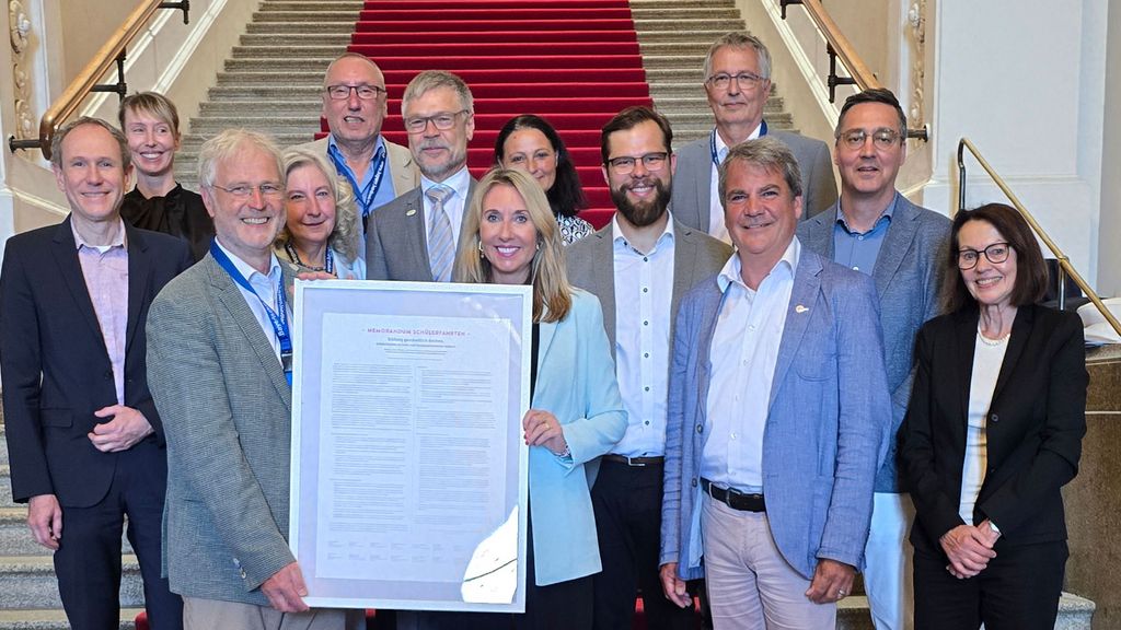 Übergabe „Memorandum Schülerfahrten“ an Kultusministerin Anna Stolz