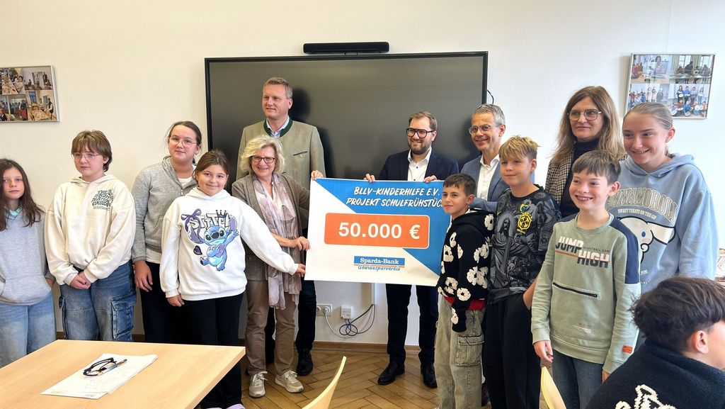 Spendenübergabe am 15.10.2025 an der Mittelschule Maxhütte-Haidhof; v. links: Rudolf Seidl, 1. Bürgermeister in Maxhütte-Haidhof; Sieglinde Stanzl, Projektleitung des denkbar Schulfrühstücks; Johannes Sedlaty, Leiter der Sparda-Bank-Filiale Burglengenfeld;
Michael Gruber, Vorstandsvorsitzender der Sparda-Bank Ostbayern eG; Elisabeth Hillinger, Rektorin der Mittelschule Maxhütte-Haidhof und die Frühstückskinder

