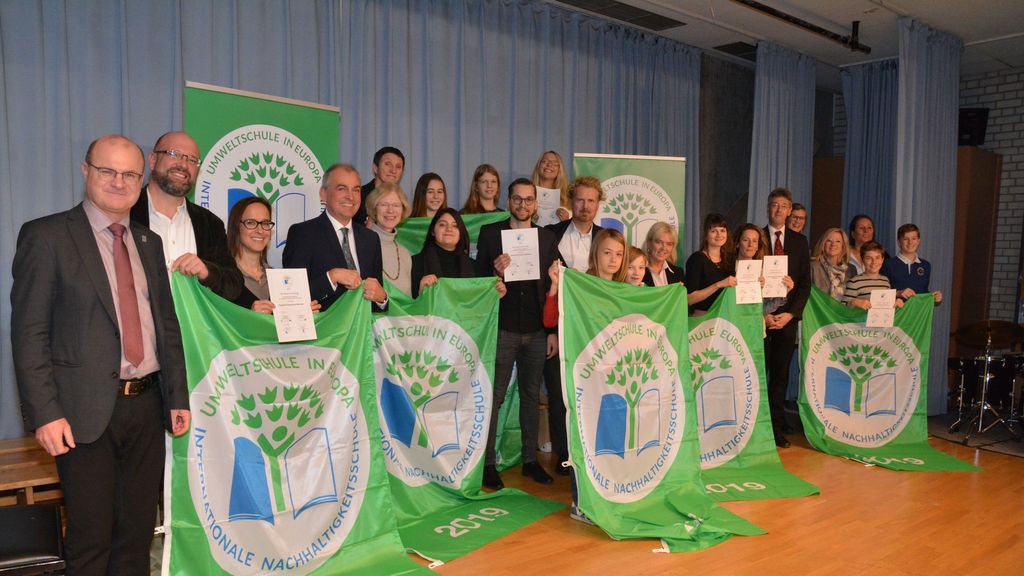 Verleihung der Umweltschulen-Fahne an das Luitpold-Gymnasium (Foto: StMUV)