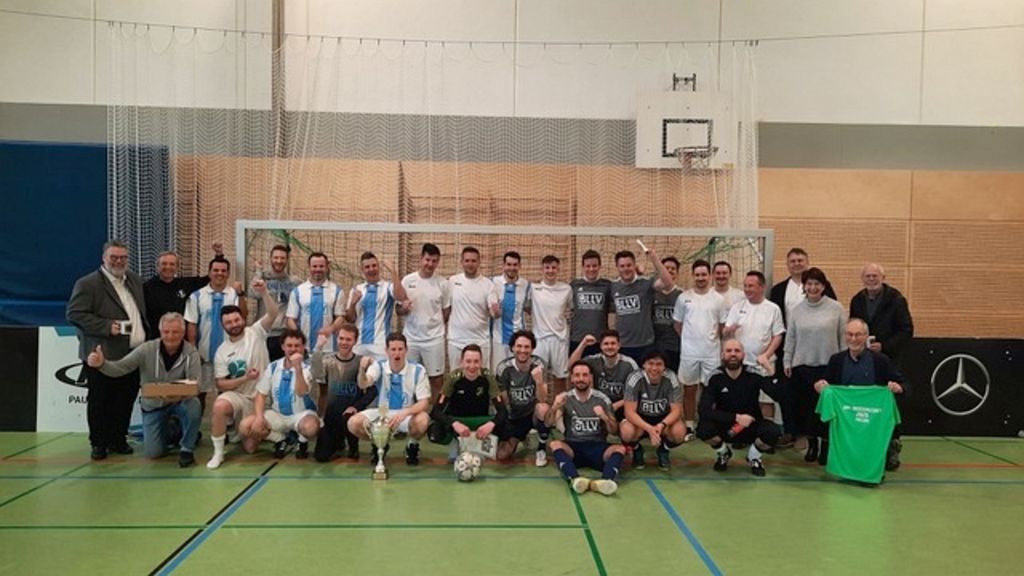 Bayerischer BLLV-Meister Freising (li.-blau gestreiftes Trikot), Zweiter Kelheim (weiß) und Dritter München-Land (grau) mit v. li. Schirmherr Andreas Rother und Organisator Thomas Lemberger und v. re. Erich Kopp, Petra Hübl-Ostermeier, Lars Veigl.