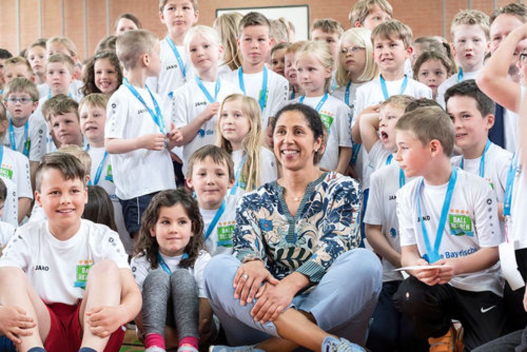 Steffi Jones unterstützt die Aktion Ballhelden