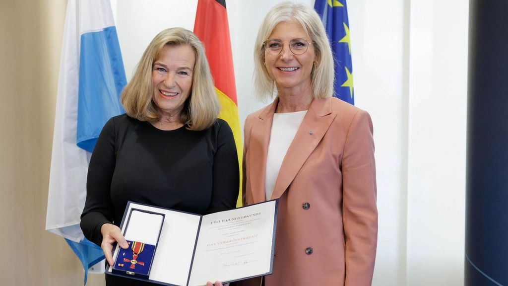 Verleihung des Bundesverdienstkreuzes: Änne Jacobs, Initiatorin der Benefizaktion „Kinder laufen für Kinder“ mit Ulrike Scharf, Bayerische Staatsministerin für Familie, Arbeit und Soziales; Foto: ©StMAS/Schäffler