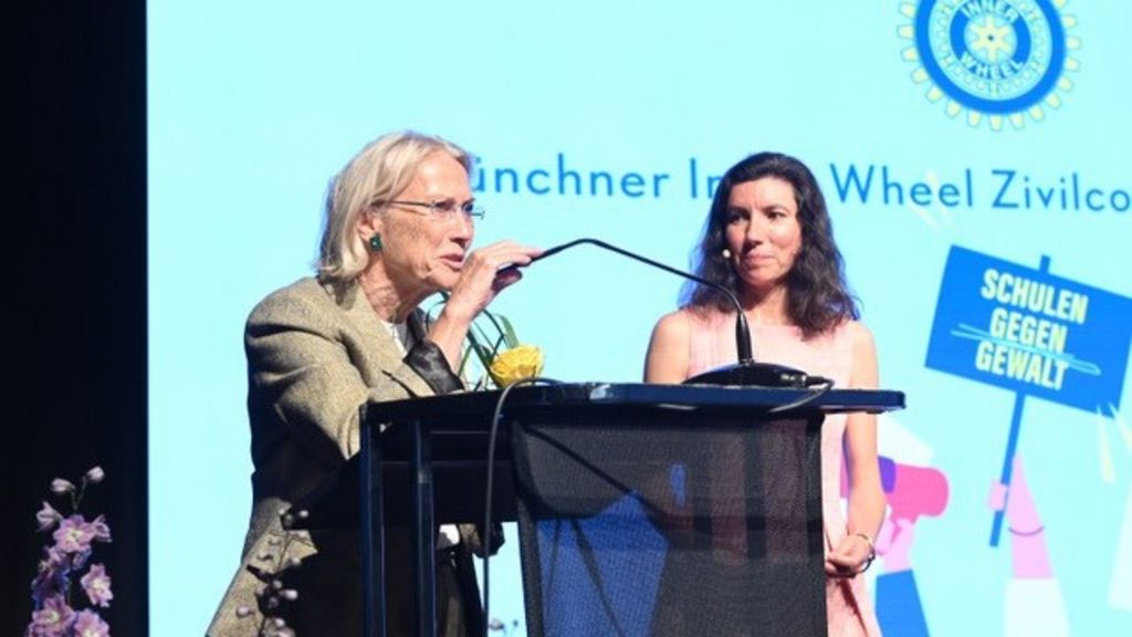 Organisatorin vom Inner Wheel Club München-Residenz Roswitha Wenzl und Christa Donner, Moderatorin