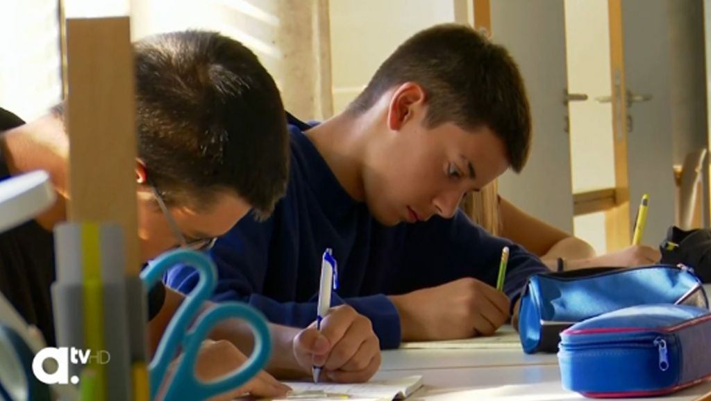Bild: Im Klassenzimmer der 7b an der Anna-Pröll-Mittelschule in Gersthofen unterrichtet Klassenleiter Serkan Erol seine Schüler:innen auf der Grundlage von 