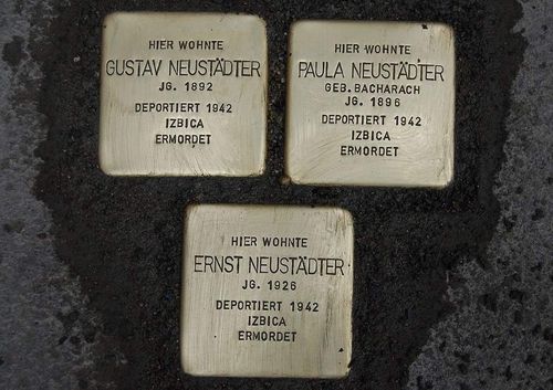 Drei Stolpersteine von Gustav, Paula und Ernst Neustädter in Bad Kissingen