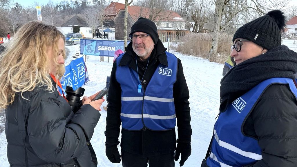 BLLV-Präsidentin Simone Fleischmann und Gerd Nitschke, 1. Vizepräsidenten mit einer Medienvertreterin