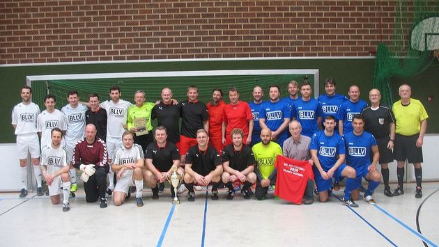 Der neue Bayerische BLLV-Meister Passau (mitte, schwarzes Trikot), Zweiter Kronach (links, weiß) und Dritter Hof (rechts, blau) mit Organisator Christian Biersack (mitte, rotes Trikot)