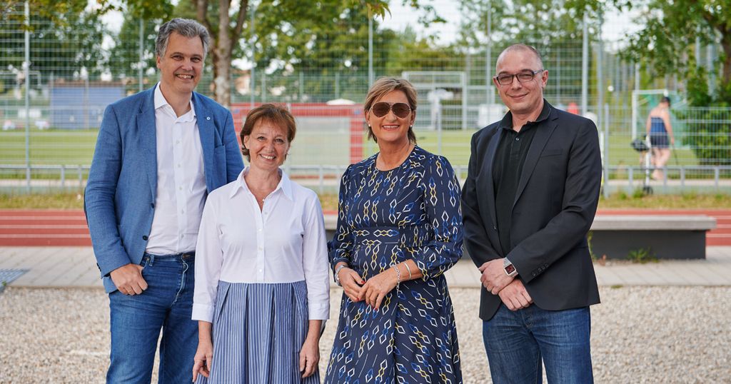 Bild (v.l.n.r.): Dr. Herbert Schneidemann (Vorstandsvorsitzender der Bayerischen) samt Gattin Frau Schneidemann, Simone Fleischmann (BLLV-Präsidentin), Robert Schwarzenböck (BLLV-Kommunikation).