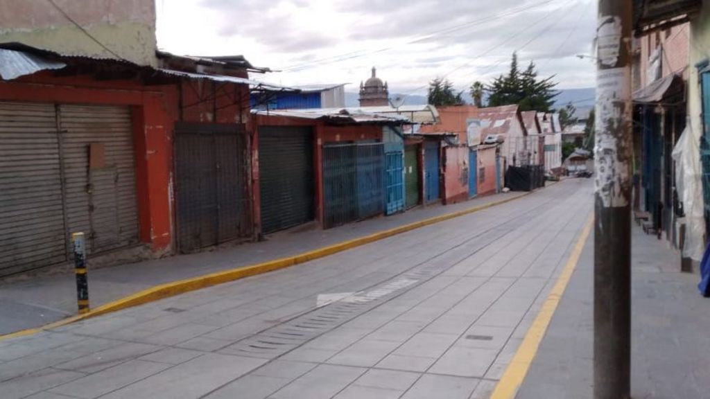 Eine menschenleere Straßen in Ayacucho