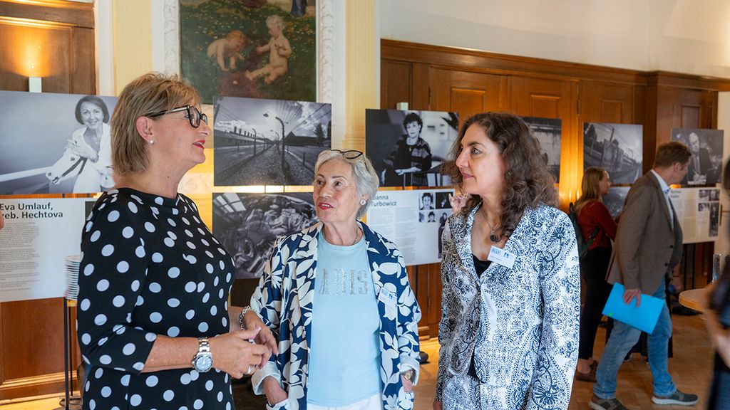 Bild: BLLV-Präsidentin Simone Fleischmann (links) mit EJKA-Präsidentin Eva Haller (mittig) Verfassungsschutz-Expertin Judith Faessler (rechts) Bild: BLLV-Präsidentin Simone Fleischmann (links) mit EJKA-Präsidentin Eva Haller (mittig) Verfassungsschutz-Expertin Judith Faessler (rechts)
