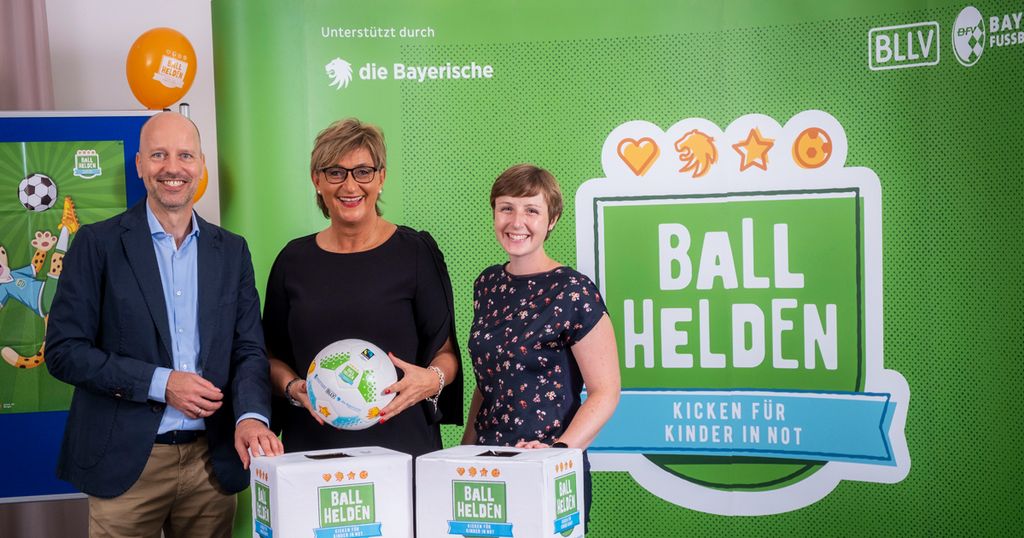 Ziehen die Gewinner bei der Ballhelden-Verlosung: Joachim Zech (Marketingleiter der Versicherung die Bayerische), Daniela Rasel (Geschäftsführerin der BFV-Sozialstiftung) und BLLV-Präsidentin Simone Fleischmann.