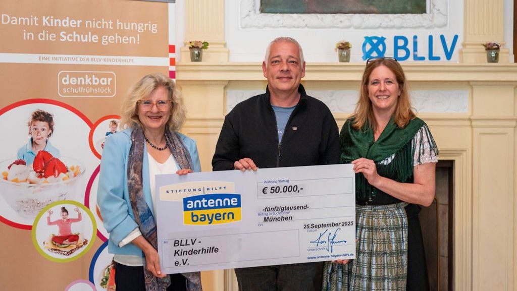 Spendenübergabe am 25.09.2025 in der BLLV-Landesgeschäftsstelle; v. links: Sieglinde Stanzl (Projektleitung des denkbar Schulfrühstücks), Holger John (Geschäftsführer der Stiftung ANTENNE BAYERN hilft) und Gabriele Mock (BLLV-Kinderhilfe); 
Foto: Fotostudio Roeder