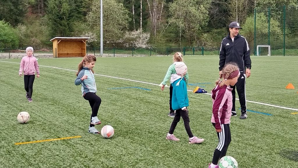 BallHelden-Trainingstag an der Grundschule Ohlstadt mit Benjamin Glück, Assistenztrainer der Deutschen Nationalmannschaft