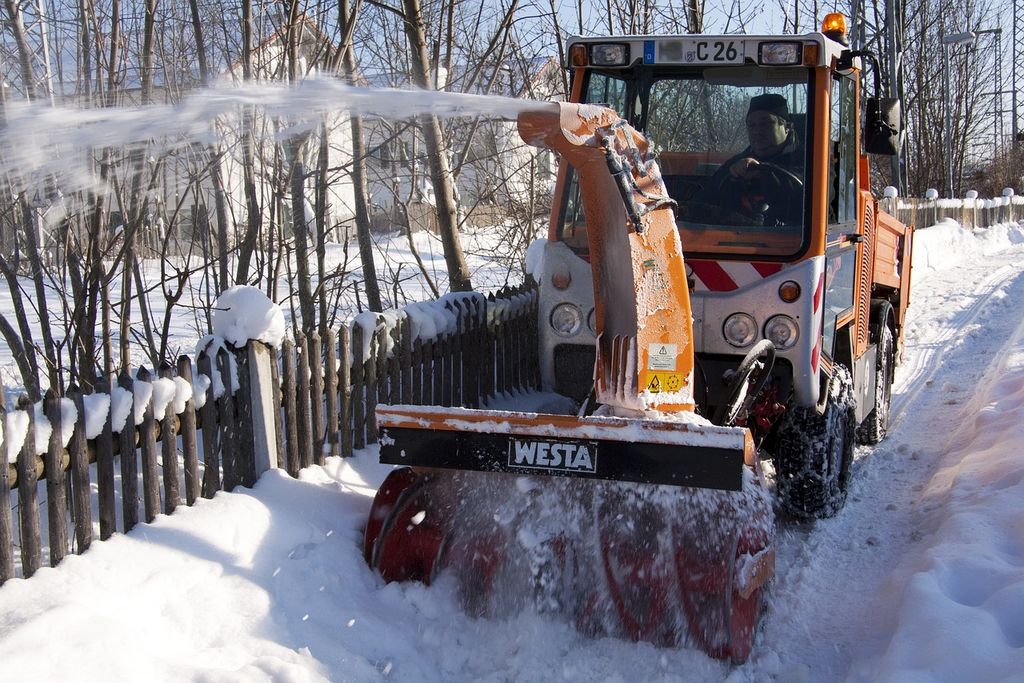 snow-thrower-70035_1280.jpg