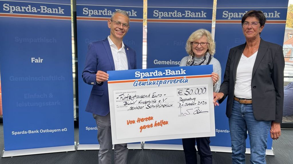 Michael Gruber (Vorstandsvorsitzender der Sparda-Bank Ostbayern eG), Sieglinde Stanzl (Projektleitung des denkbar Schulfrühstücks) und Ursula Schroll (Vorsitzende der BLLV-Kinderhilfe); Foto: Gabriele Mock