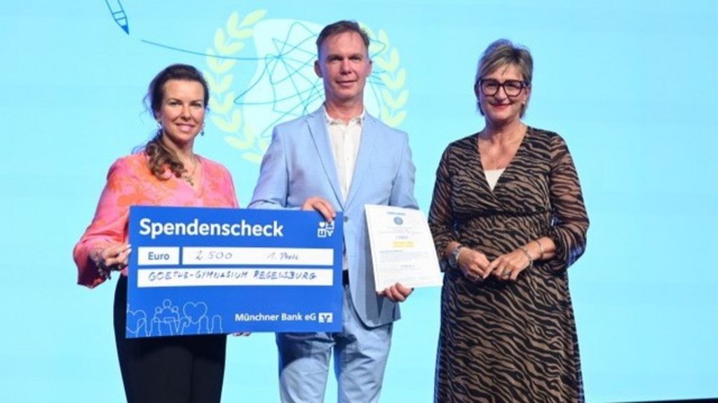 v.l.n.r.: Susanne Zehm, Präsidentin des Rotary Club Starnberg, Schulleiter und Oberstudiendirektor Bernhard Rothauscher und Simone Fleischmann, Jury-Mitglied und Laudatorin                                    
