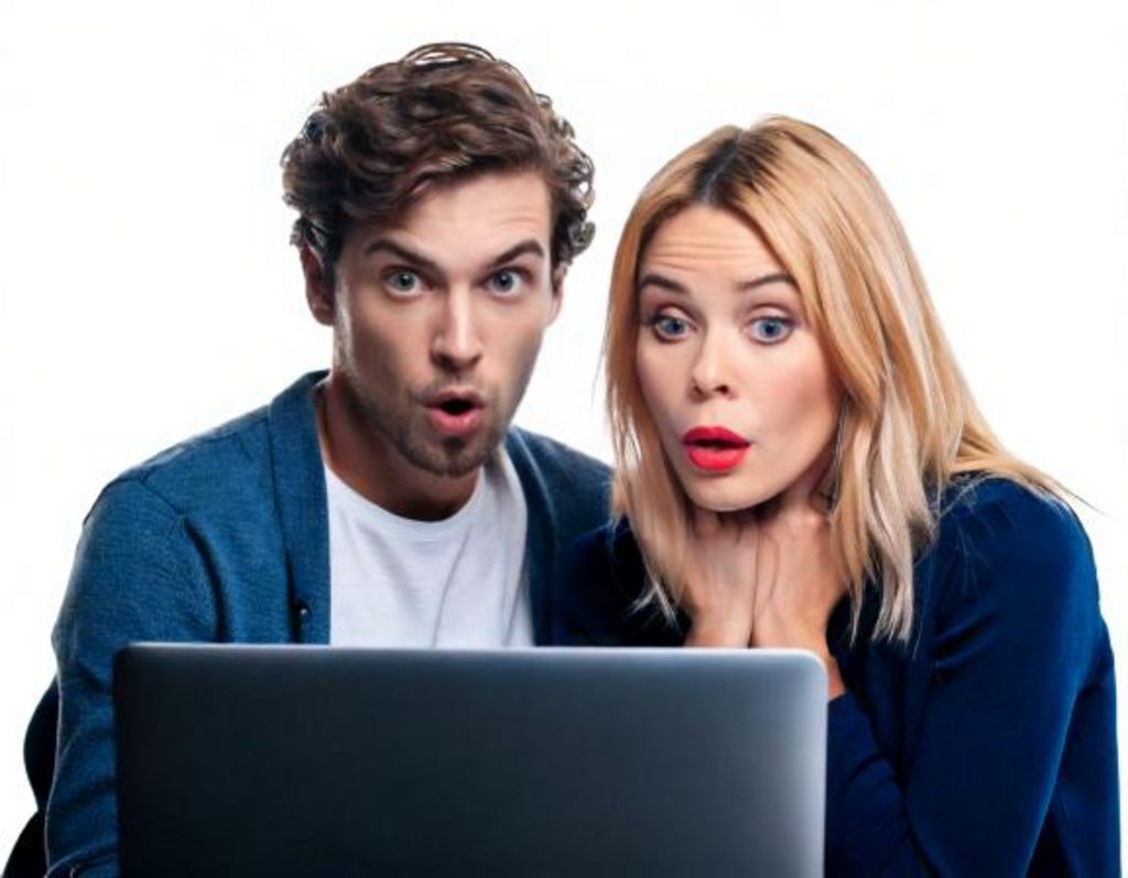 Firefly_eine_Frau_und_ein_mann_sitzen_vor_einem_pc__erschrockene_Gesichtszuege_80868.jpg