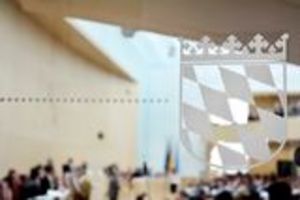 Landtag_Plenarsaal_durch Glastür