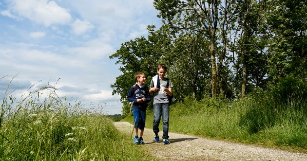 Zwei Jungs auf dem Weg nachhause von der Schule.