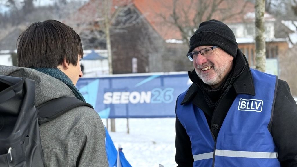 Gerd Nitschke, 1. Vizepräsidenten des BLLV im Gespräch mit einem Journalisten.