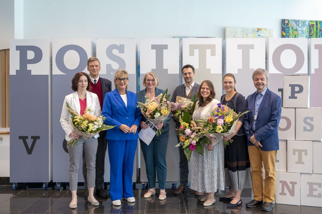 BLLV-Präsidentin Simone Fleischmann (3.v.l.) übergibt gemeinsam mit Dr. Klaus Wild (Leiter der Fachgruppe Hochschule des BLLV; r.) den Bayerischen Pädagogikpreis an Prof. Dr. Anita Schilcher (Lehrstuhl für Didaktik der deutschen Sprache und Literatur an der Universität Regensburg; 4.v.l.) und ihr Team Dr. Friederike Pronold-Günthner (l.), Mara Rader (2.v.r.), Dr. Christina Knott (3.v.r.) und Dr. Johannes Wild (4.v.r.) sowie Prof. Dr. Nikolaus Korber (Vizepräsident der Universität Regensburg)
