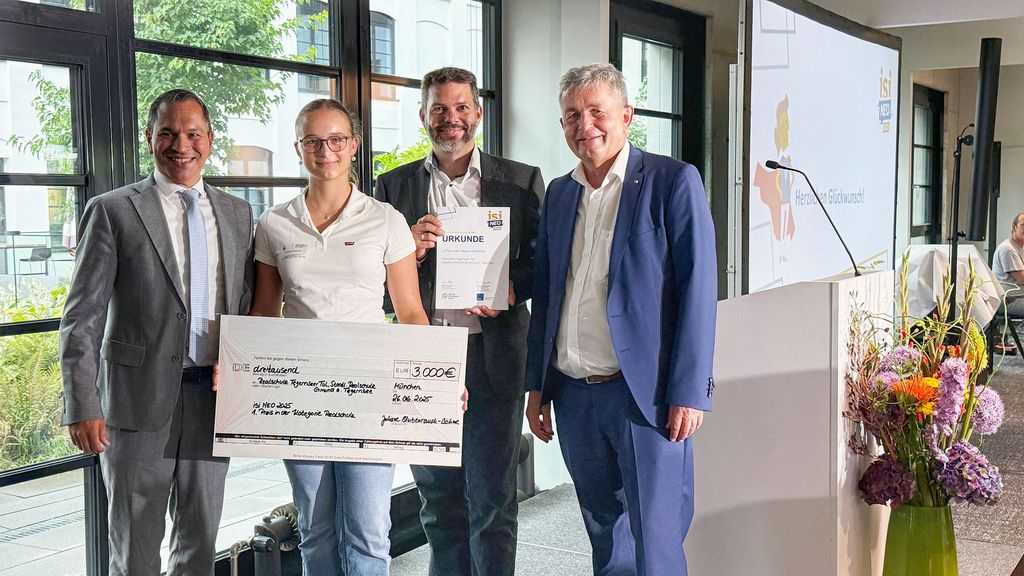 Martin Wunsch (Amtschef des Kultusministeriums), Johanna Schmid (Schülerin der Realschule), Tobias Schreiner (Schulleiter an der Realschule Tegernseer Tal und Leiter der Fachgruppe Realschule im BLLV), Bertram Brossardt (Hauptgeschäftsführer der vbw – Vereinigung der Bayerischen Wirtschaft e. V) (v.l.n.r.)