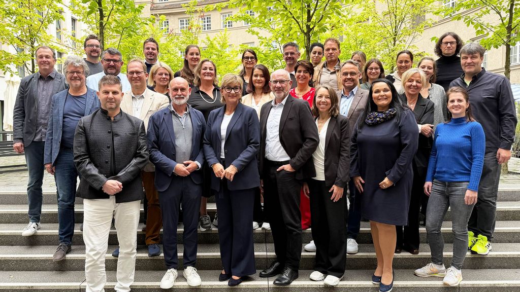 Volker Geyer, Bundesvorsitzender dbb beamtenbund und tarifunion (1. Reihe, 2. v.l.) mit dem BLLV-Präsidium und dem Landesvorstand in Nürnberg am 27. September