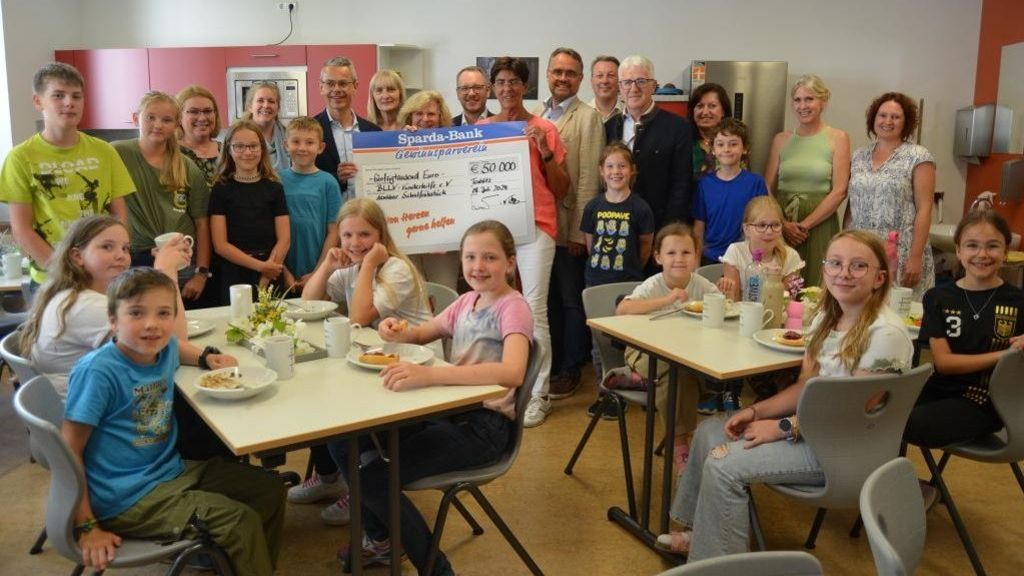 Spendenübergabe an der Grund- und Mittelschule in Teublitz. Herr Michael Gruber, Vorstandsvorsitzender der Sparda-Bank Ostbayern eG überreichte einen Scheck in Höhe von 50.000 €. Die Frühstückskinder in Teublitz bedankten sich mit einem kräftigen Applaus. 
Im Bild v. l. nach r.: Sabine Kunz, Schulleitung; Michael Gruber Sparda-Bank, Frau Stangl, Schulverwaltung, Sieglinde Stanzl, denkbar, Gerd Baumann, Sparda-Bank, Ursula Schroll, Vorsitzende der BLLV-Kinderhilfe e. V., Manuel Sennert, BLLV-Bezirksvorsitzender, Oberpfalz, Georg Beer, Stadt Teublitz, Robert Wutz, Zweiter Bürgermeister Teublitz, Maria Karg-Pirzer, Kreisvorsitzende BLLV Schwandorf, Stefanie Friedl, stellv. Schulleitung und Frühstückskinder der Grund- und Mittelschule Teublitz. 
