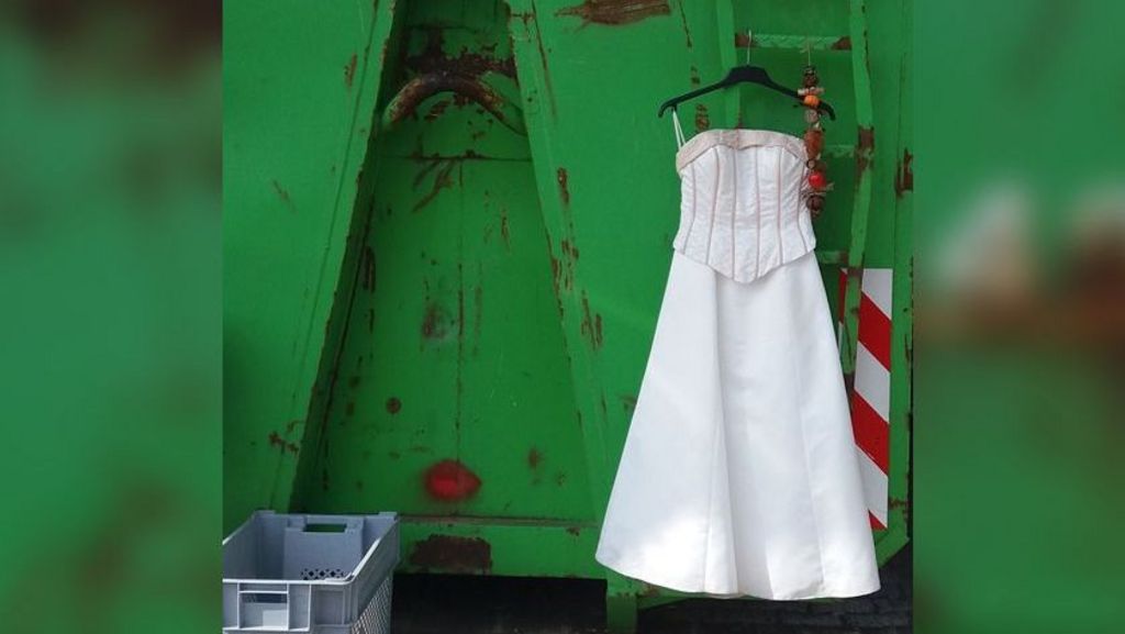 Bild: So fand Künstlerin Inge Schmidt das Kleid auf dem Wertstoff vor. Ein Mitarbeiter des Hofes hatte es aus einem Container gerettet und an die Außenwand gehängt.