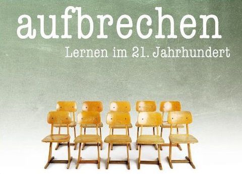 Logo Lernen im 21. Jahrhundert: leere Stühle im Klassenzimmer