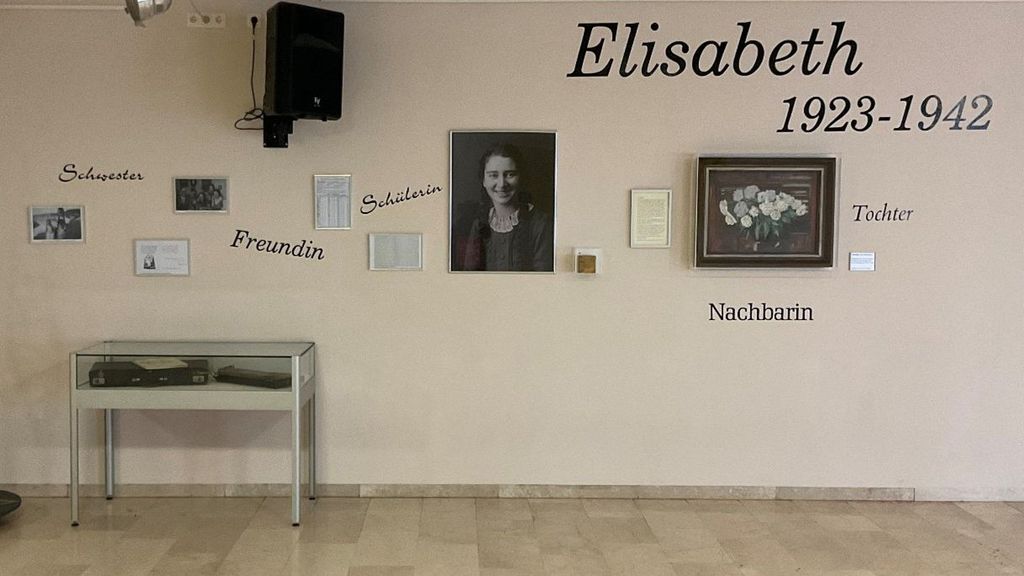 Die von Schülerinnen gestaltete Erinnerungswand an Elisabeth Block im Foyer der Städtischen Realschule für Mädchen in Rosenheim